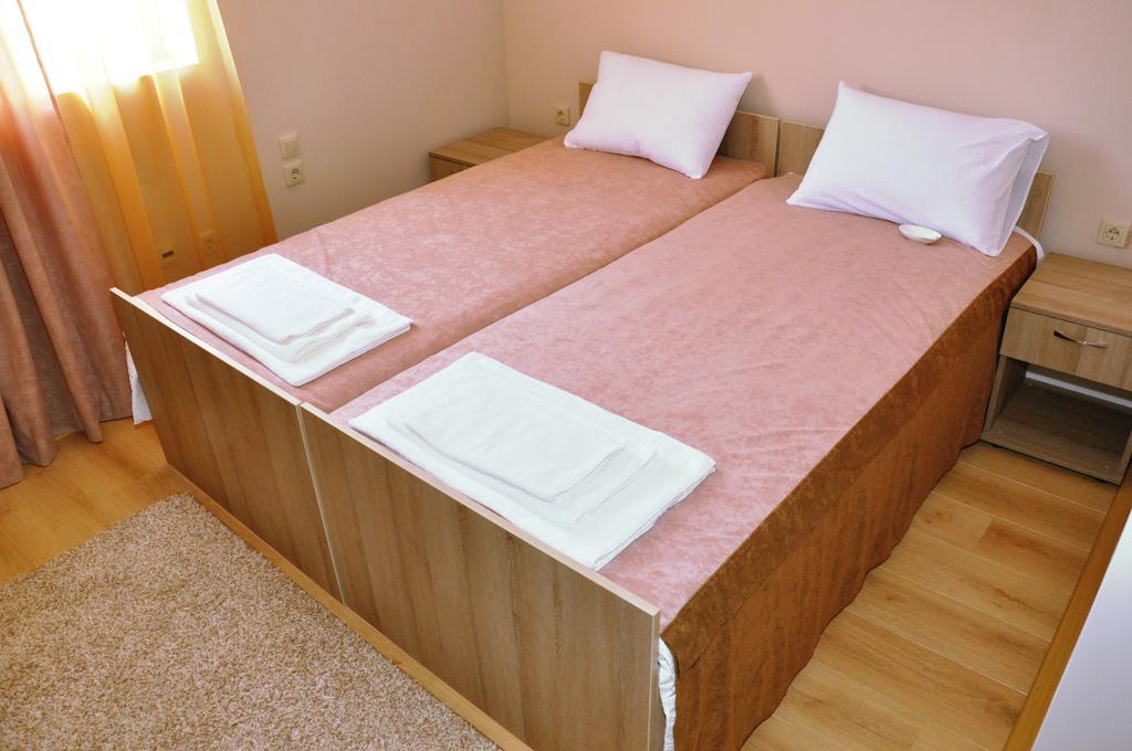 Garni Hotel Tri O Kragujevac Oda fotoğraf