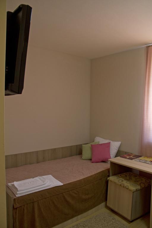 Garni Hotel Tri O Kragujevac Oda fotoğraf