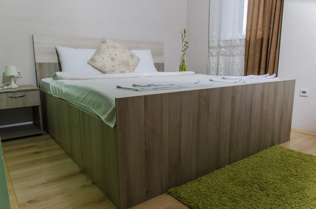 Garni Hotel Tri O Kragujevac Oda fotoğraf
