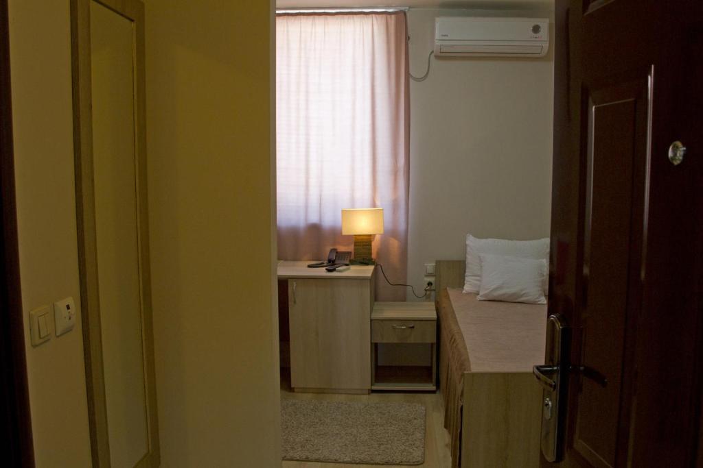 Garni Hotel Tri O Kragujevac Oda fotoğraf