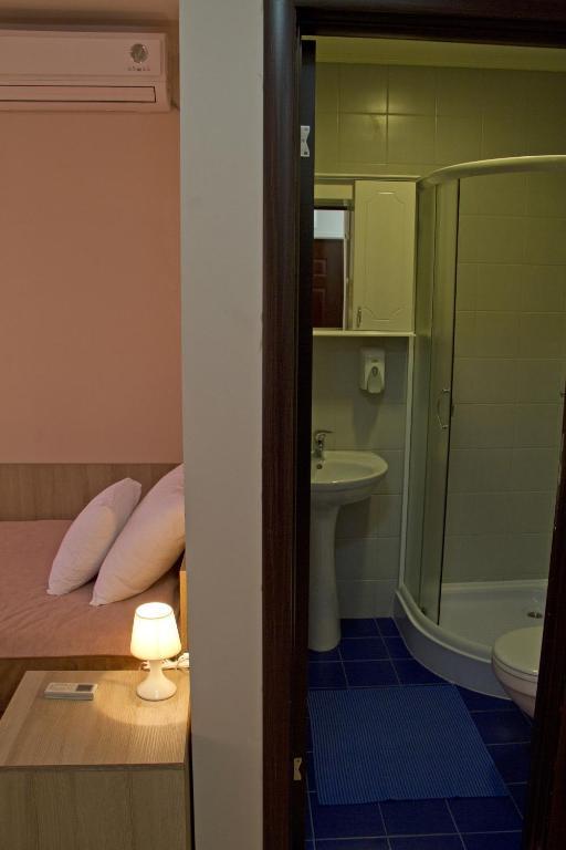 Garni Hotel Tri O Kragujevac Oda fotoğraf